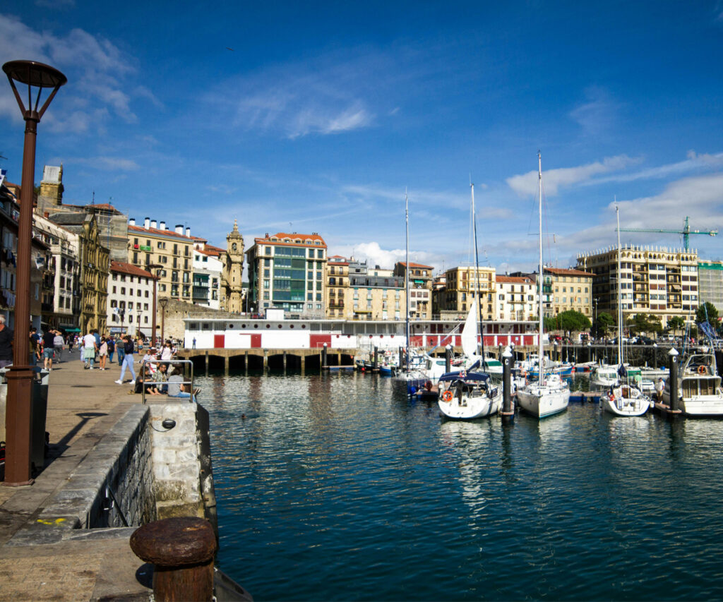 San Sebastian Espanha: Baía de San Sebastian com barcos e edifícios históricos