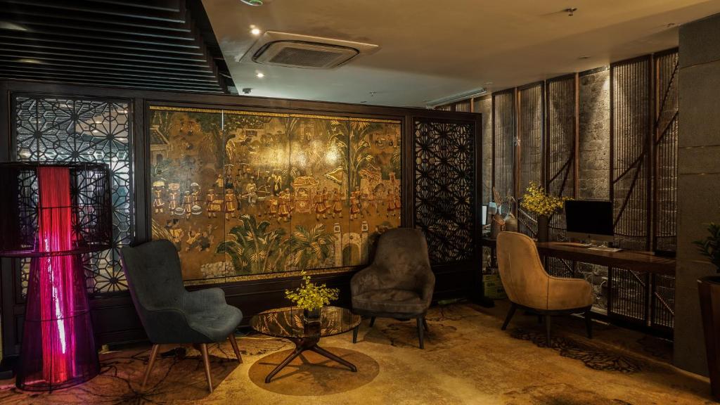 The Chi Boutique de Hanói: lobby moderno com decoração oriental vintage e móveis laqueados.