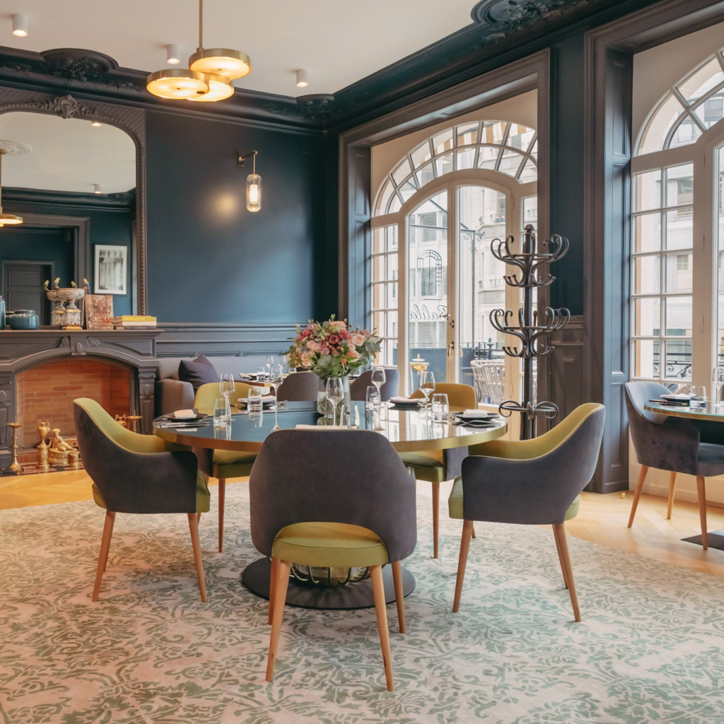 Hoteis em Genebra: interior do Hotel Longemalle com decoração clássica e moderna, mesa posta com flores e cadeiras confortáveis.