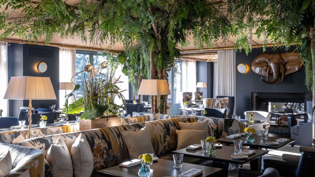 Hoteis em genebra: La Reserve Geneve Hotel & Spa com decoração moderna e luxuosa, integrando natureza e design.