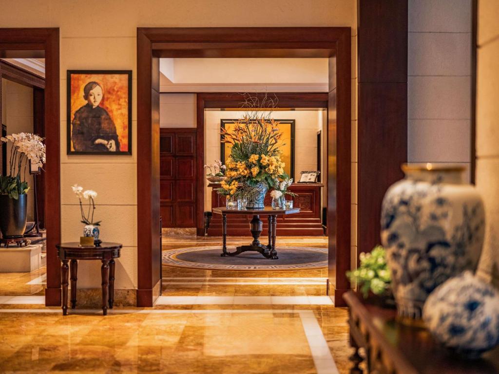 Sofitel Legend de Hanói Vietnã: hall de entrada com decoração clássica e flores