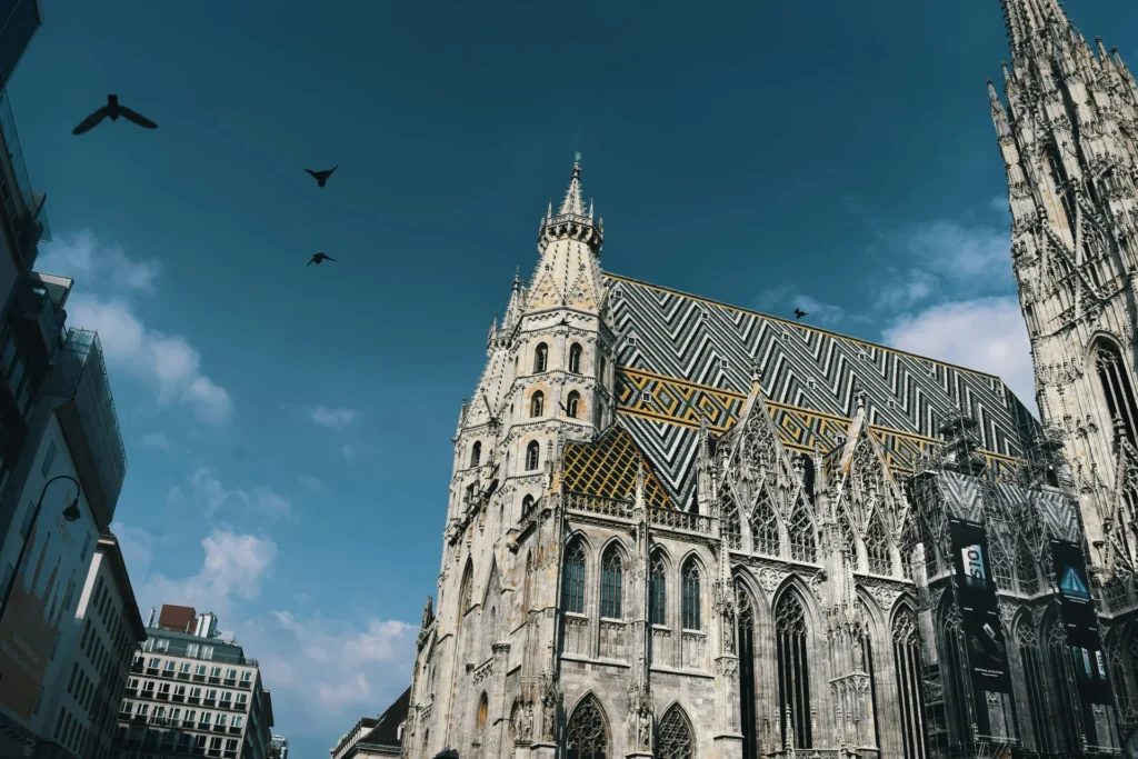 Catedral de São Estevão, Viena, arquitetura gótica impressionante com torres e vitrais dourados sob céu azul