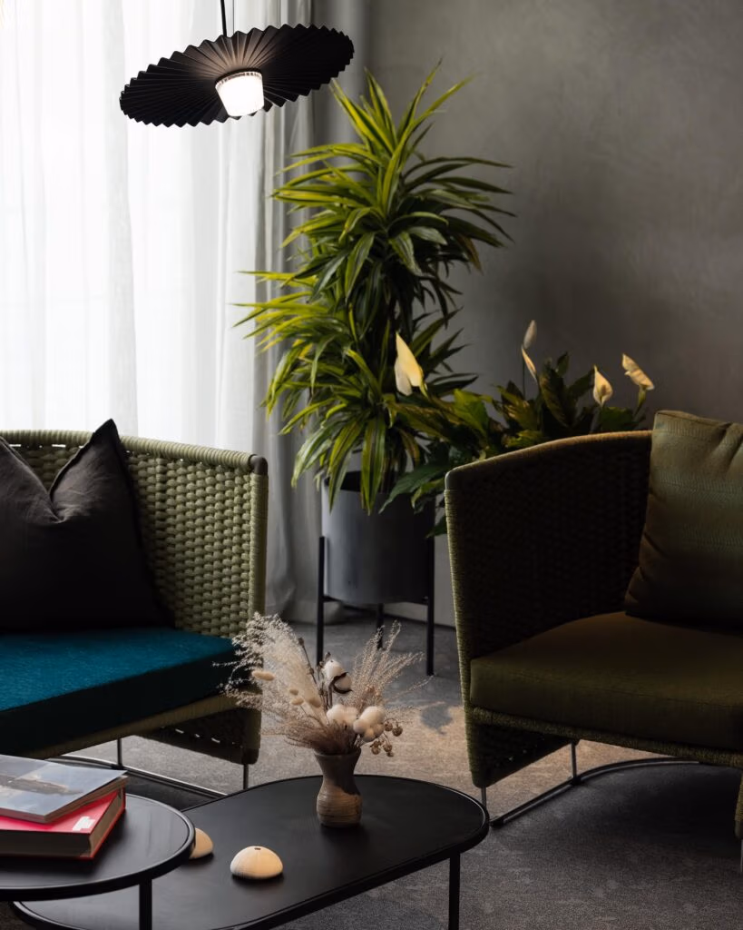 Viagem para a nova zelândia: lounge sofisticado com plantas, iluminação moderna e móveis elegantes em ambiente acolhedor do EBB Dunedin Hotel