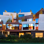 Hotel Viura: arquitetura moderna em Villabuena de &Aacute;lava, cubos empilhados com vista para vinhedos e igreja medieval, integra&ccedil;&atilde;o paisag&iacute;stica e design biof&iacute;lico