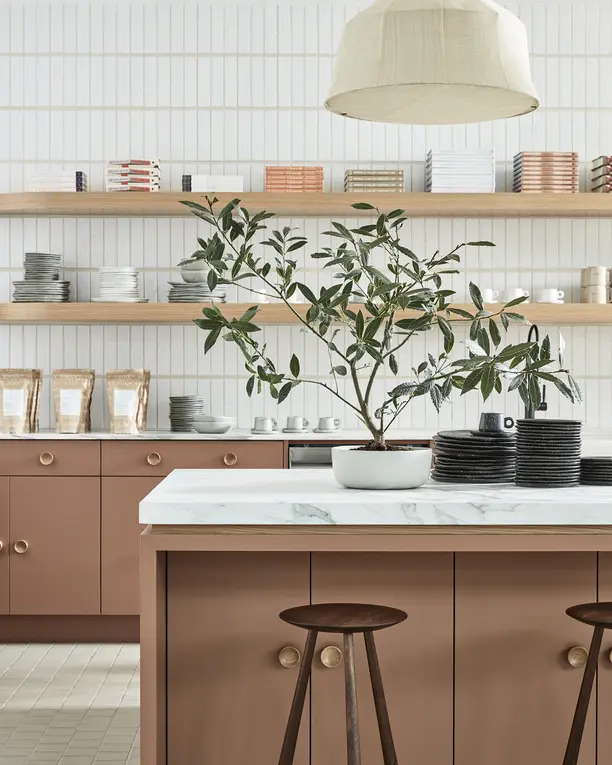Tendência de cozinha 2026: estilo moderno com planta verde, iluminação minimalista e móveis em tons terrosos e branco