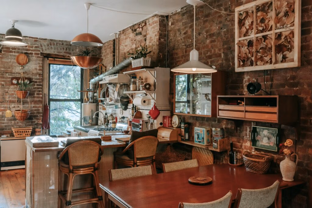 Tendência de cozinha 2026: estilo boho-industrial com charme rústico, mesa de madeira e detalhes vintage em espaço acolhedor.