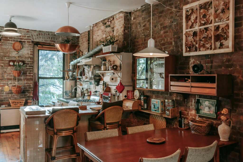 Tendência de cozinha 2026: estilo boho-industrial com charme rústico, mesa de madeira e detalhes vintage em espaço acolhedor.