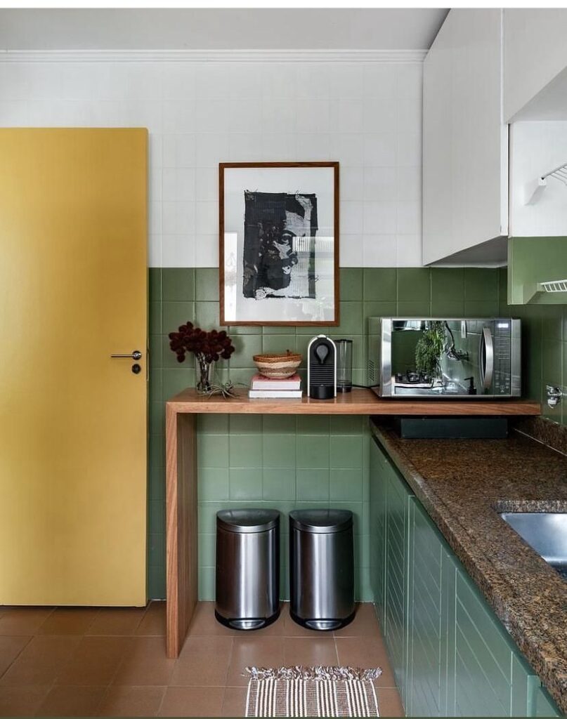Tendência de cozinha 2026: estilo moderno com tons verde-menta, amarelo e madeira em cozinha funcional e criativa