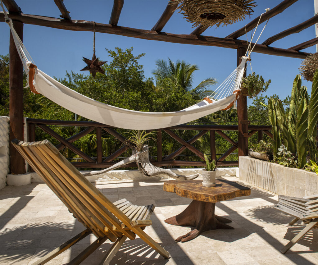 um dos terraços do el corazón, um boutique hotel em holbox