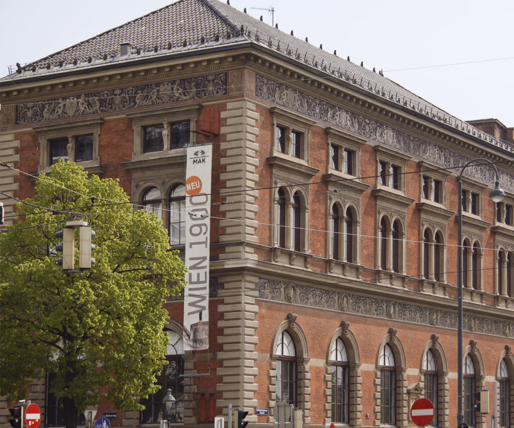o que fazer em Viena: Fachada do MAK Museum, arquitetura histórica e detalhes ornamentais em Viena