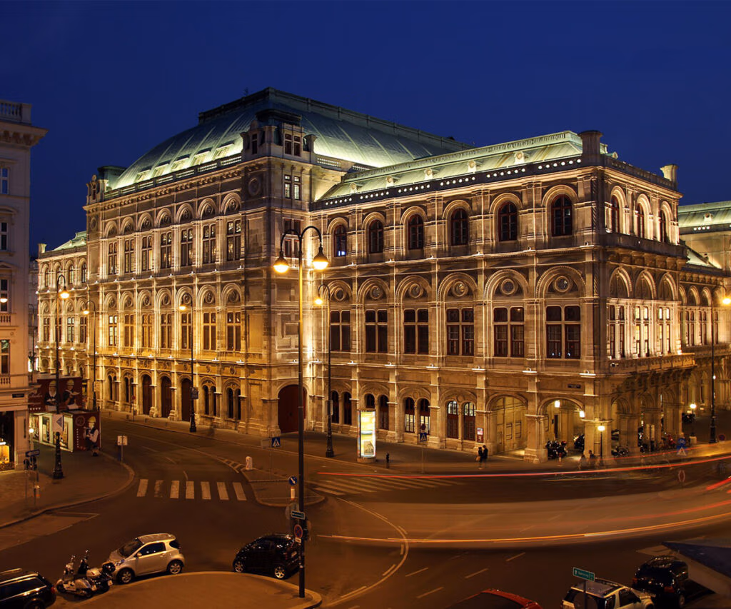 Ópera de Viena iluminada à noite: o que fazer em Viena inclui visitar este ícone arquitetônico, símbolo cultural europeu.