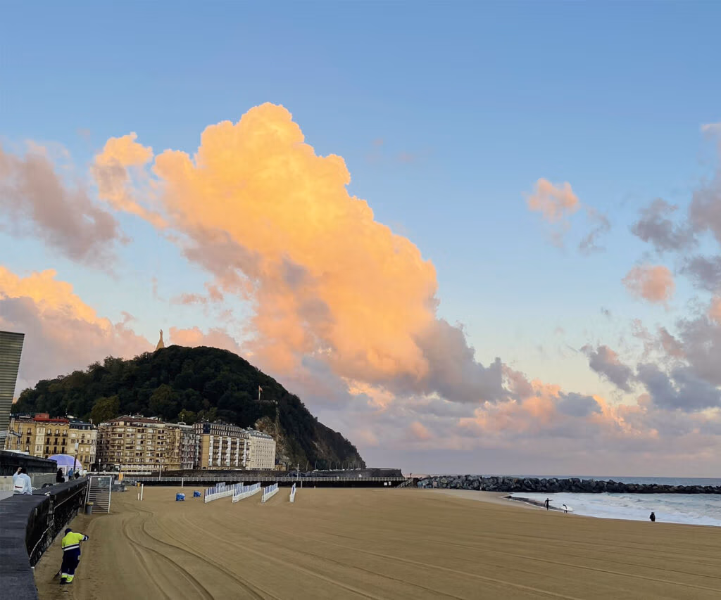 Onde ficar em San Sebastián: praia Zurriola com vista a montanha e edifícios, ideal para hospedagem charmosa