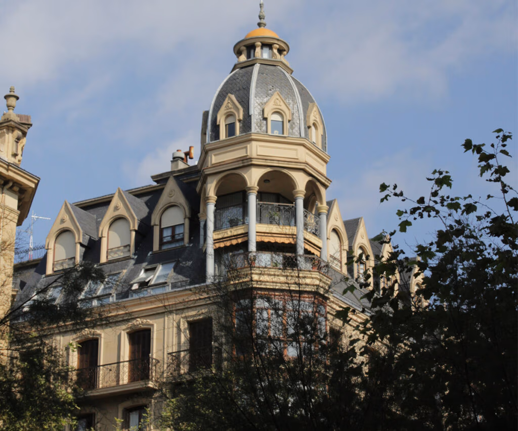Onde ficar em San Sebastián: belo prédio histórico com torre e arquitetura elegante, ideal para hospedagem charmosa no centro