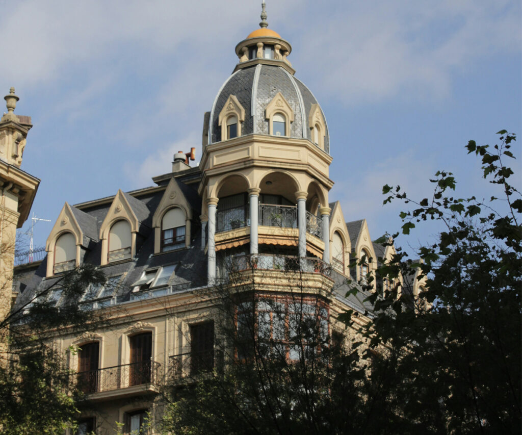 Onde ficar em San Sebastián: belo prédio histórico com torre e arquitetura elegante, ideal para hospedagem charmosa no centro