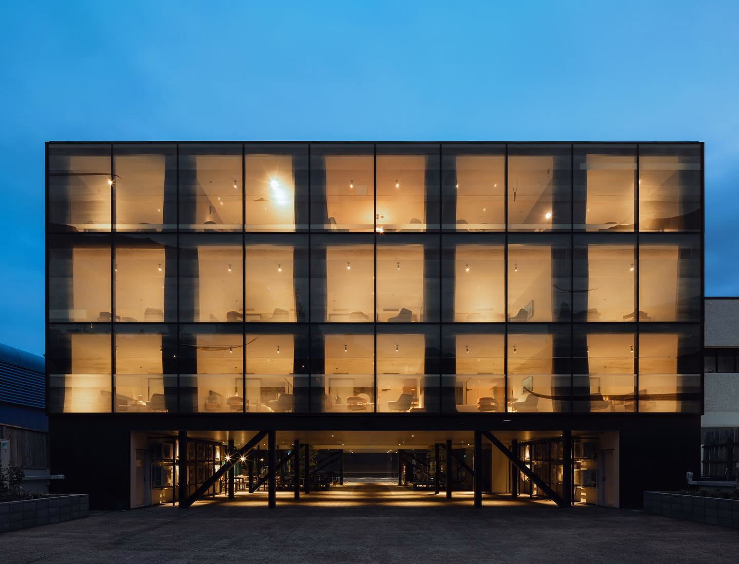 Hotel EBB Dunedin: fachada noturna com suítes iluminadas, design moderno e elegância minimalista em Dunedin