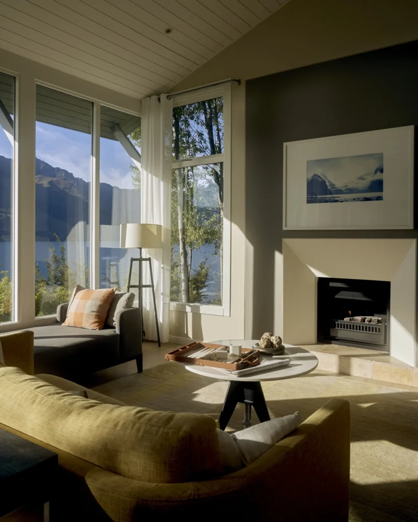 Viagem para Nova Zelândia: sala acolhedora com vista inspiradora, sofás elegantes e lareira, ideal para relaxar em meio à natureza deslumbrante