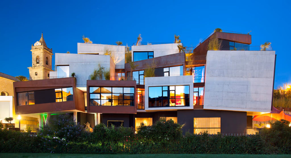 Hotel Viura: arquitetura moderna em Villabuena de Álava, cubos empilhados com vista para vinhedos e igreja medieval, integração paisagística e design biofílico
