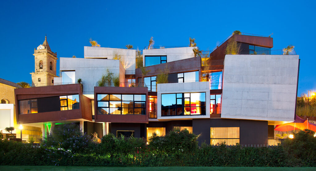 Hotel Viura: arquitetura moderna em Villabuena de Álava, cubos empilhados com vista para vinhedos e igreja medieval, integração paisagística e design biofílico
