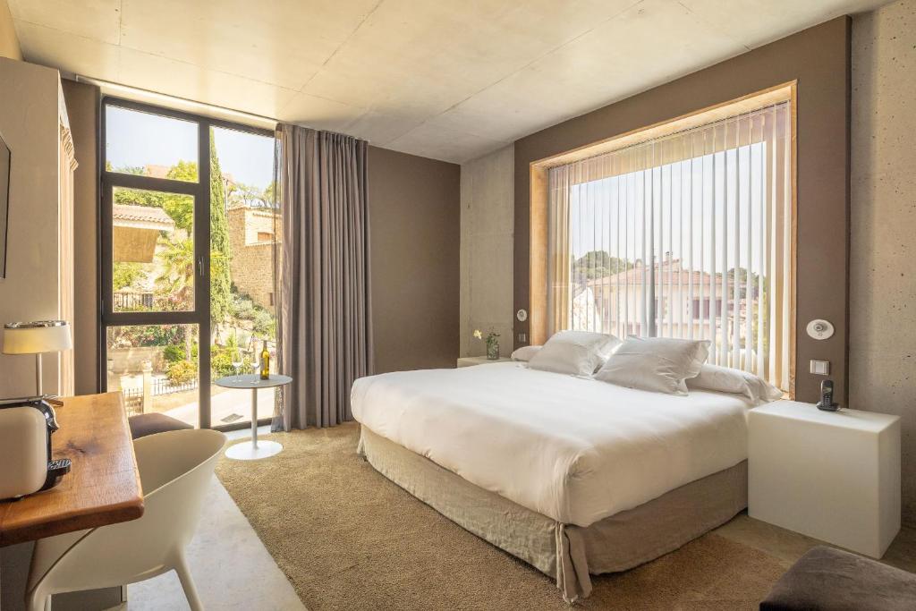 Hotel Viura: quarto moderno com cama king size, vidro e madeira integrados, vista panorâmica e design minimalista industrial