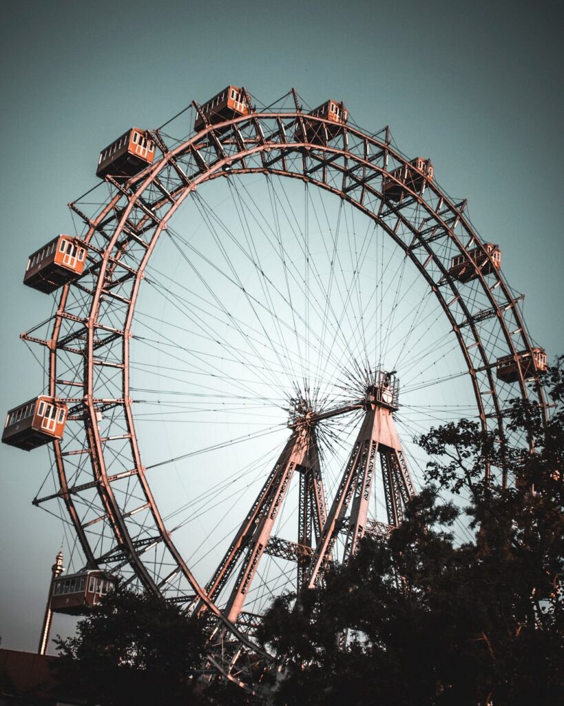 Wiener Riesenrad, símbolo de Viena: melhor bairro para ficar em Viena, icônica roda-gigante no céu azul, charmosa e monumental.