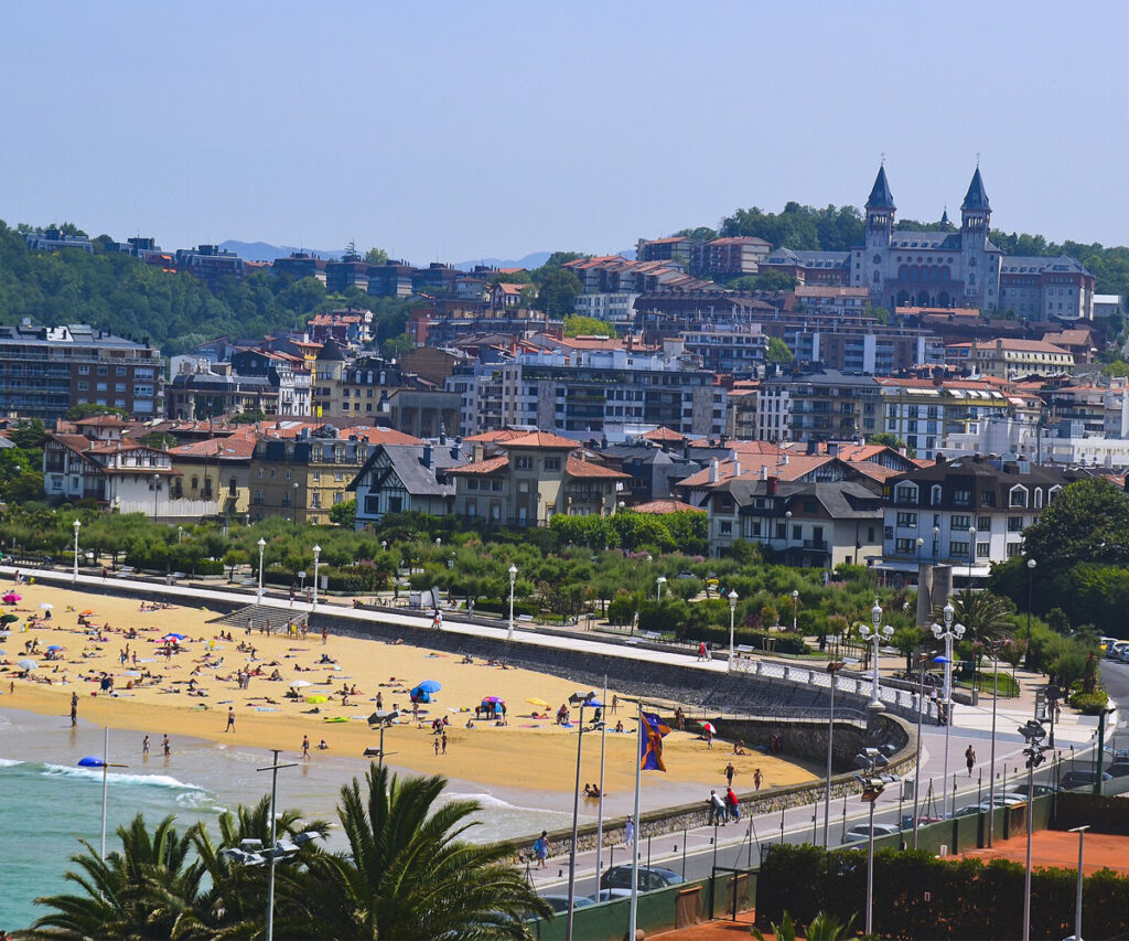 Onde ficar em San Sebastián: vista de Antiguo com praia Ondarreta e prédios modernos, ideal para tranquilidade e autenticidade local