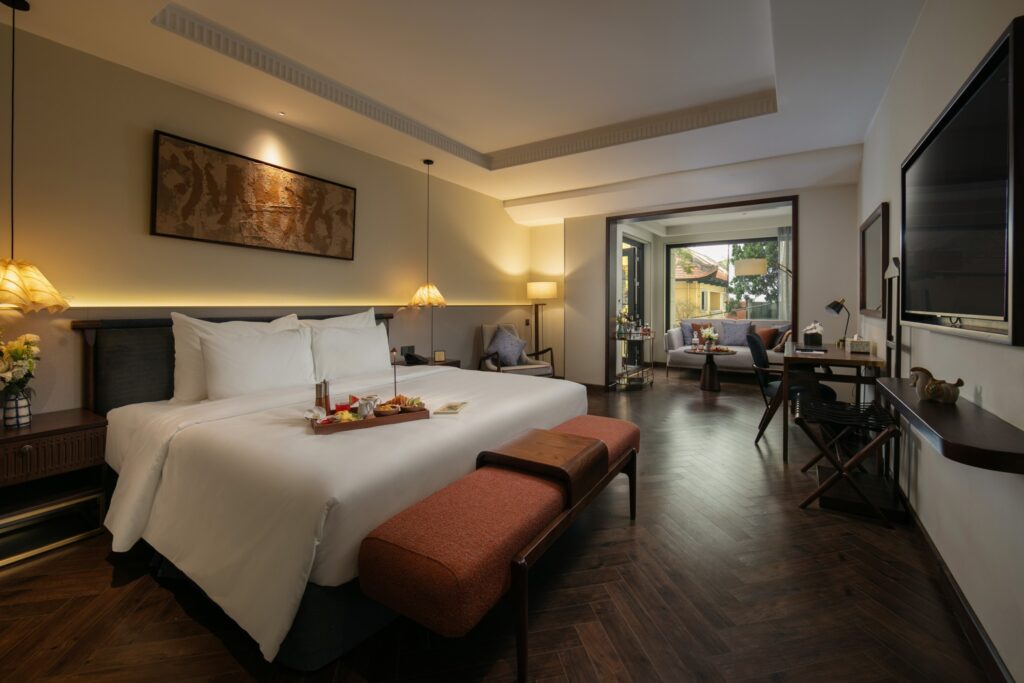 Suíte luxuosa com piso em espinha de peixe e design contemporâneo no Hotel de Lagom, uma excelente opção de hoteis em hanoi.