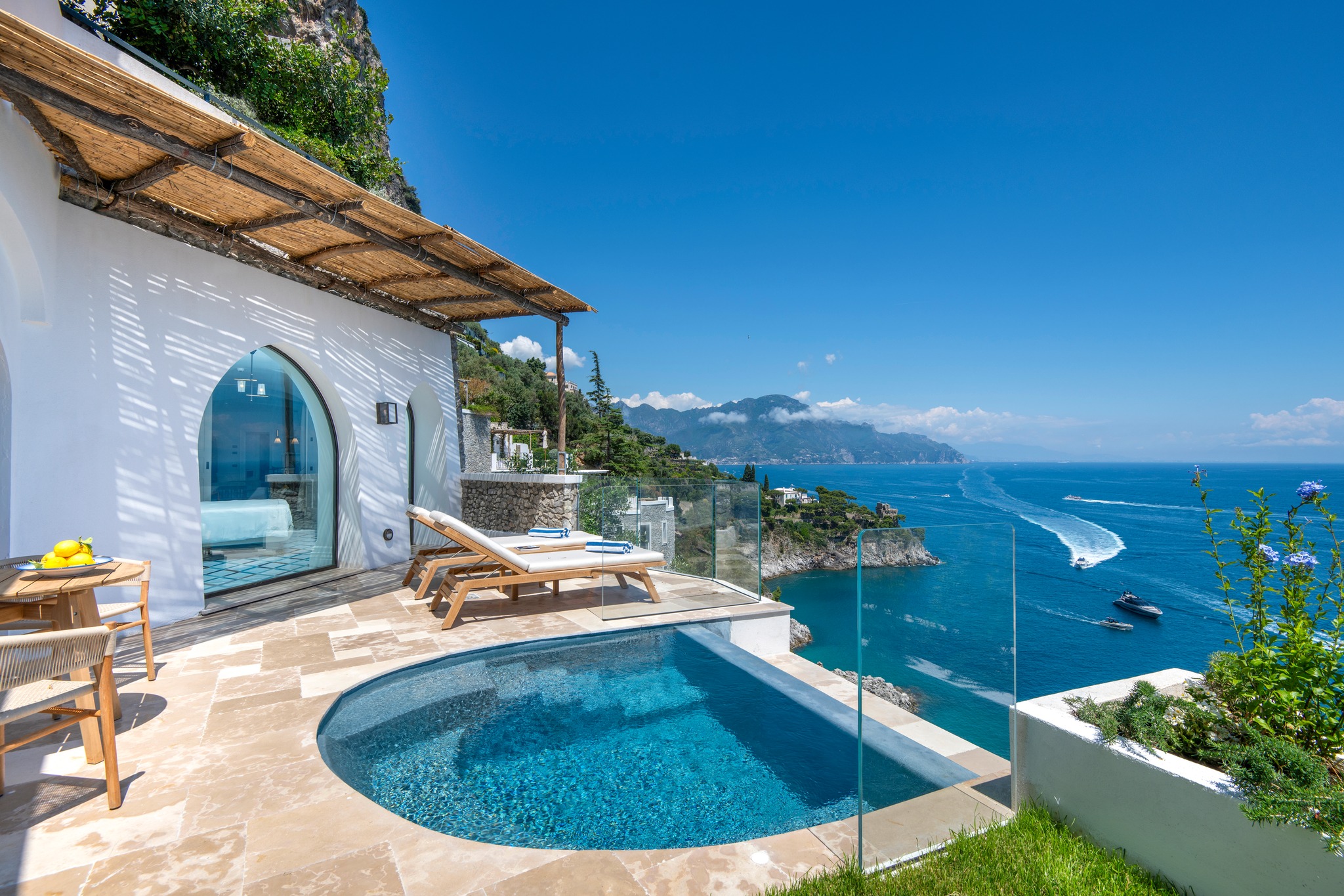 Piscina privativa em terraço de hotel de luxo com vista para a costa, excelente opção de onde ficar na costa amalfitana.