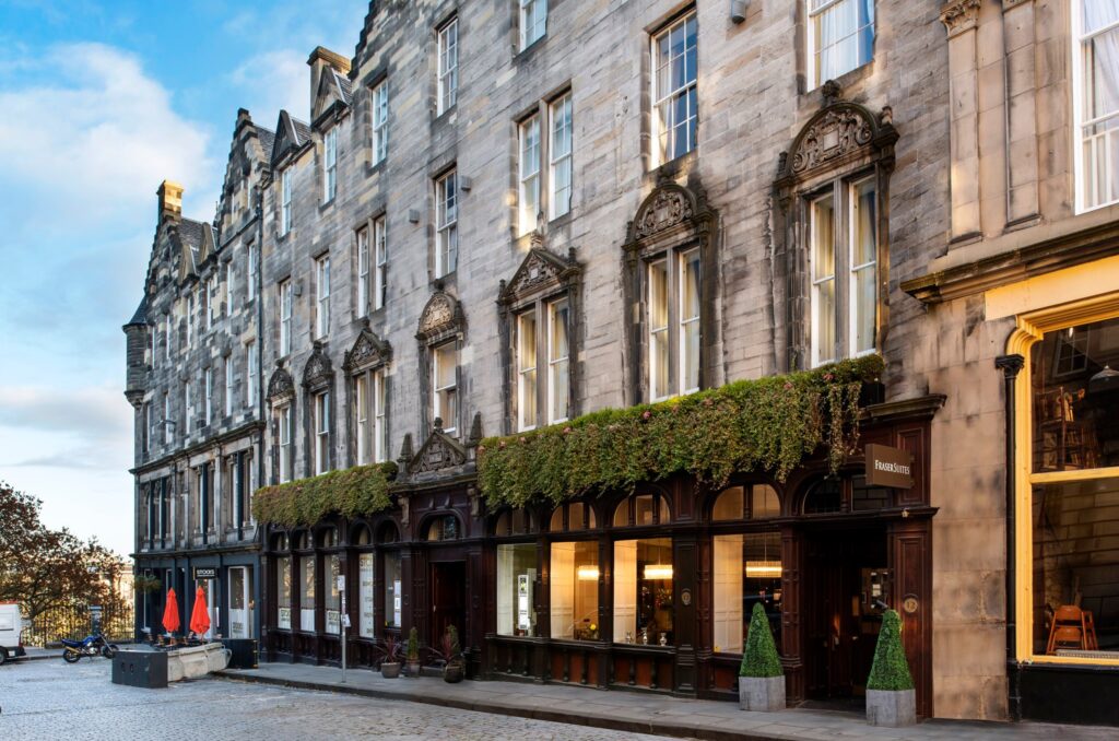 Fachada histórica de pedra de um luxuoso apart hotel em edimburgo.