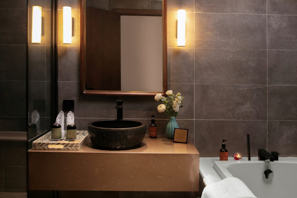 Detalhe de banheiro com design de spa e cuba esculpida no Hotel de Lagom, destaque entre os hoteis em hanoi.