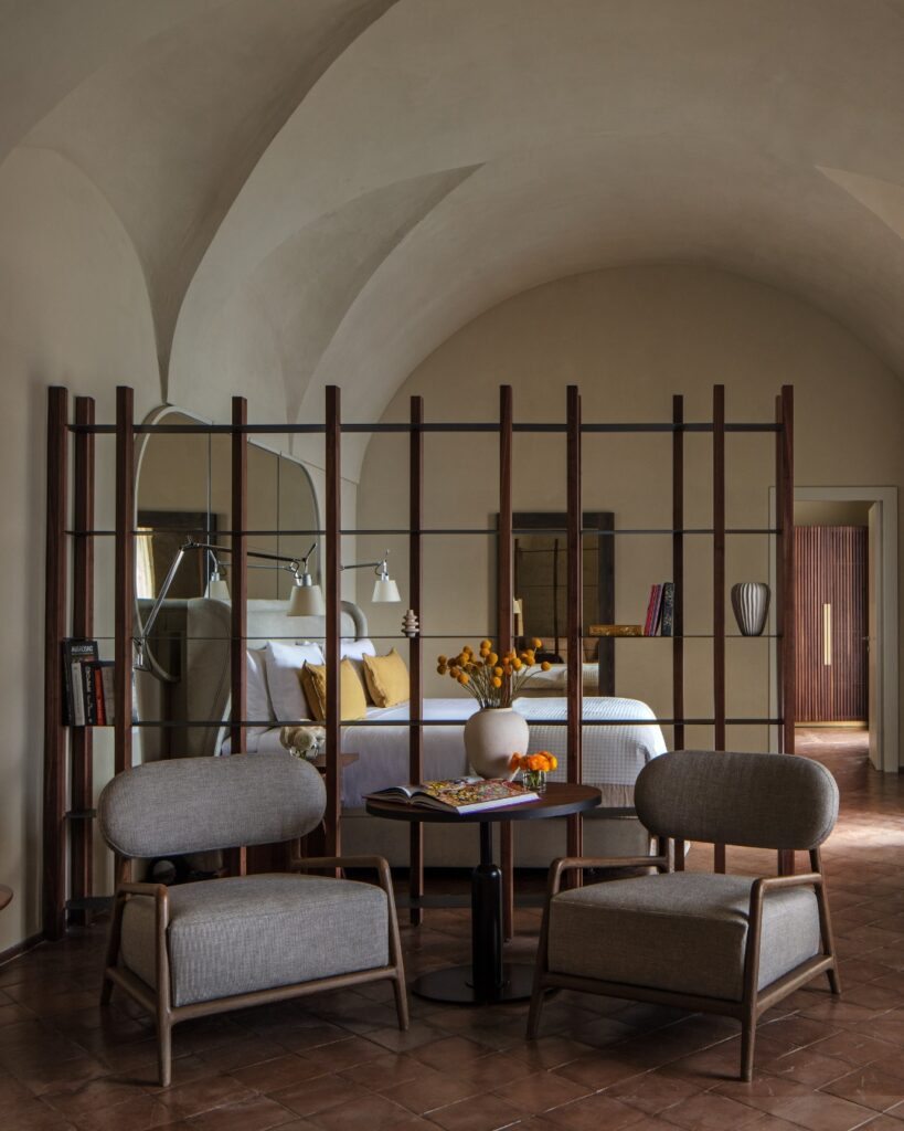 Suíte sofisticada integrada à área de estar, uma excelente opção de onde ficar em amalfi para amantes de arquitetura.