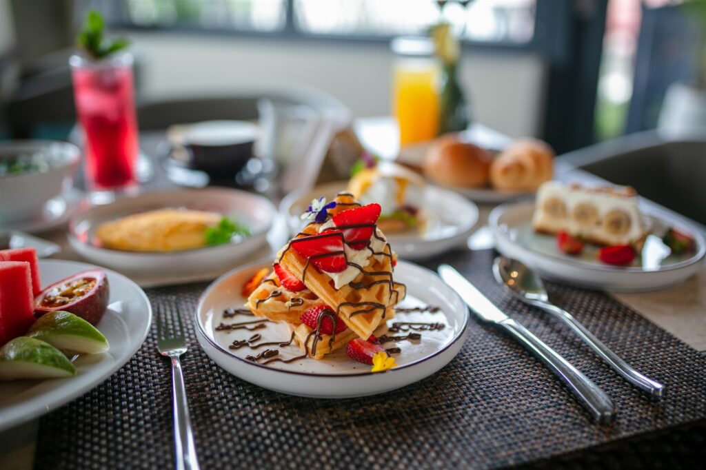 Café da manhã sofisticado com waffles e frutas frescas no Hotel de Lagom, um dos melhores hoteis em hanoi.
