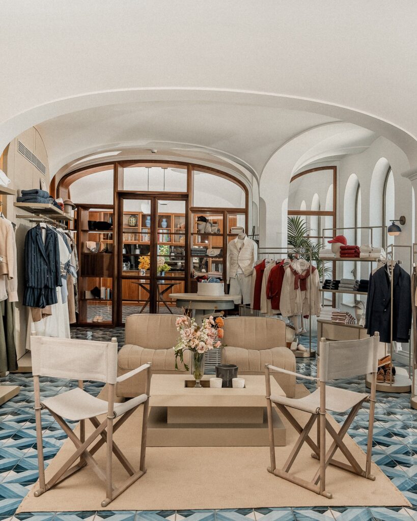 Interior de boutique sofisticada com teto em arco e piso azul, detalhe de hotel exclusivo onde ficar em amalfi.