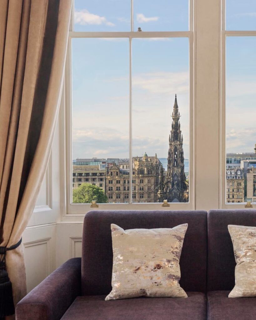 Vista da janela de um apart hotel em edimburgo mostrando o Monumento Scott.