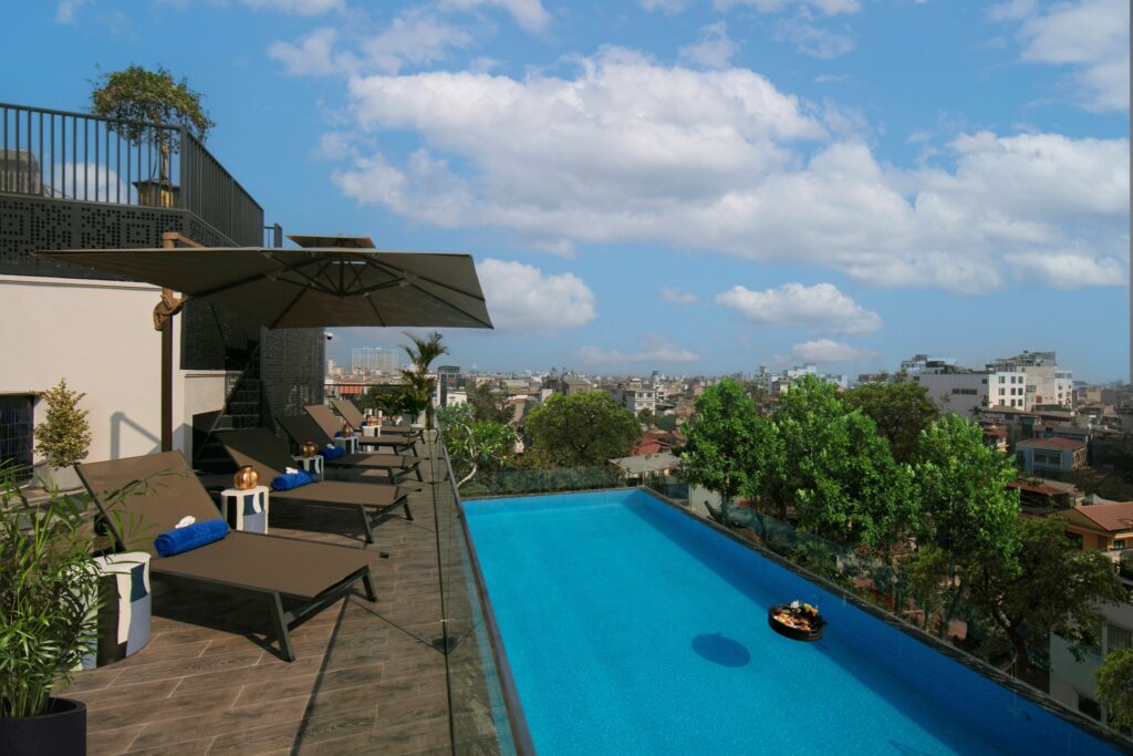 Piscina de borda infinita no rooftop com vista para a cidade no Hotel de Lagom, referência em hoteis em hanoi.