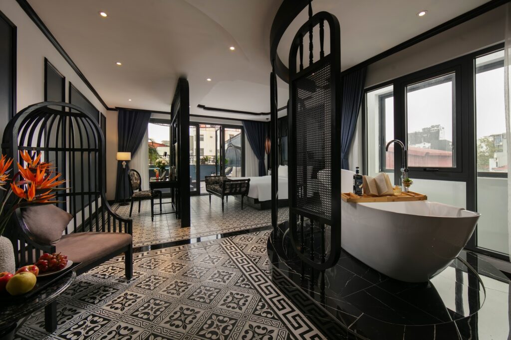 Suíte com integração espacial entre quarto e banheira de imersão no Le Chateau Hotel, um dos mais sofisticados hoteis em hanoi.