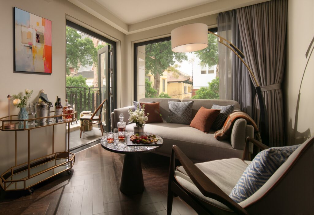 Sala de estar com design mid-century e muita luz natural no Hotel de Lagom, escolha elegante de hoteis em hanoi.