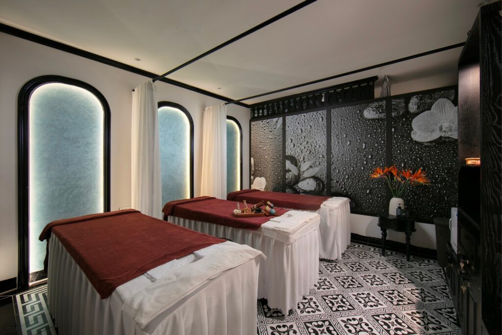 Sala de massagem relaxante no spa do Le Chateau Hotel & Spa, excelente opção de bem-estar em hoteis em hanoi.