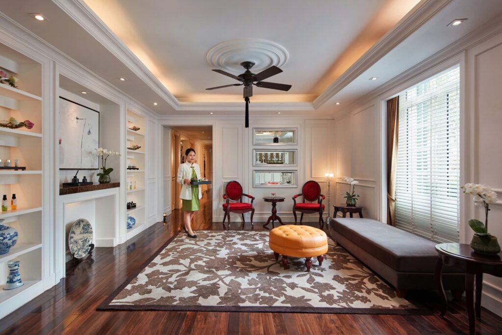 Interior luxuoso com poltronas vermelhas e teto neoclássico no Sofitel Legend Metropole, um ícone dos hoteis em hanoi.