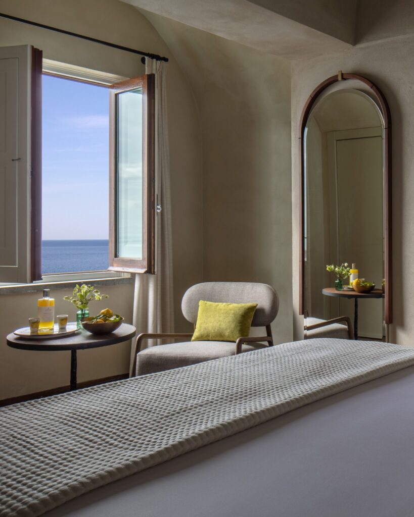 Quarto com vista para o mar e decoração serena, escolha perfeita de onde ficar em amalfi.