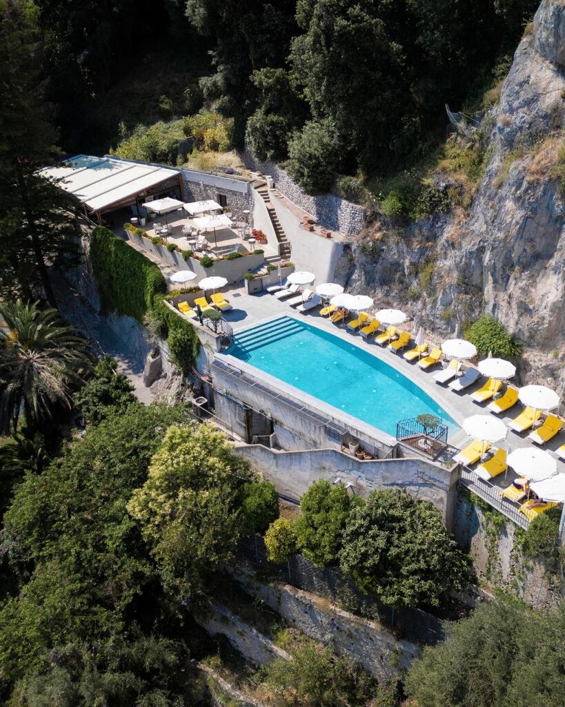 Piscina panorâmica esculpida no penhasco, um dos destaques de onde ficar em amalfi.