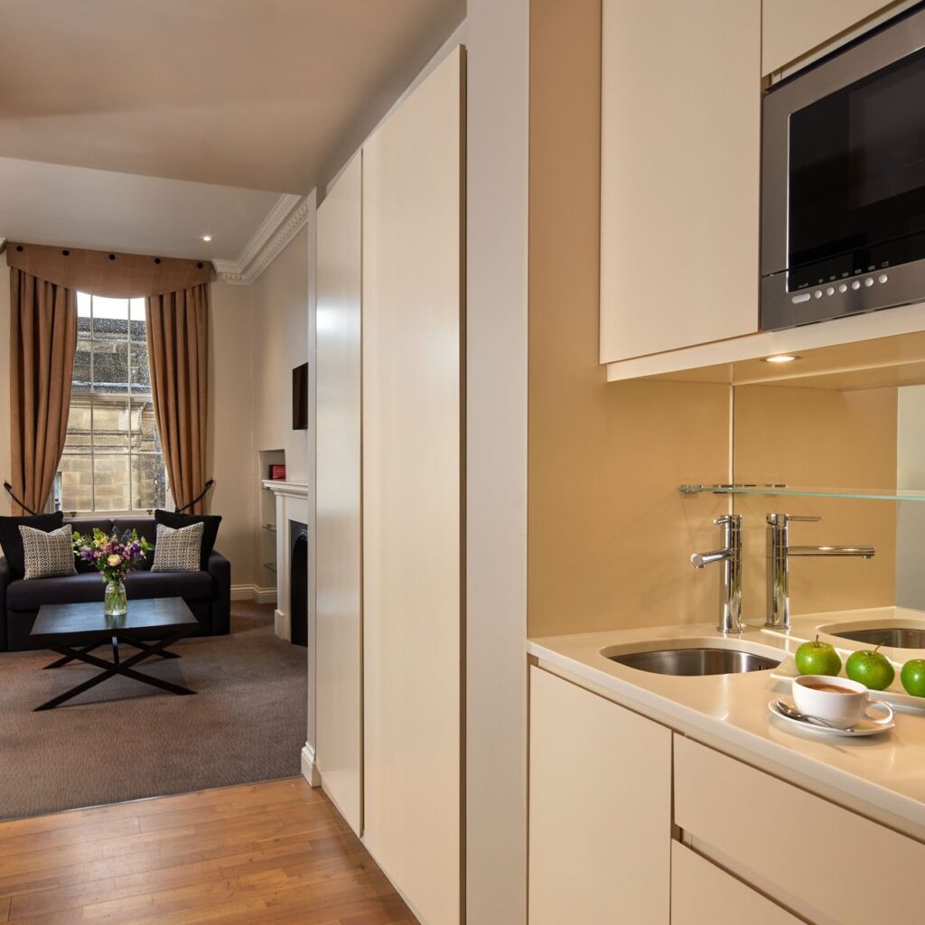Cozinha compacta e moderna integrada à sala em apart hotel em edimburgo.