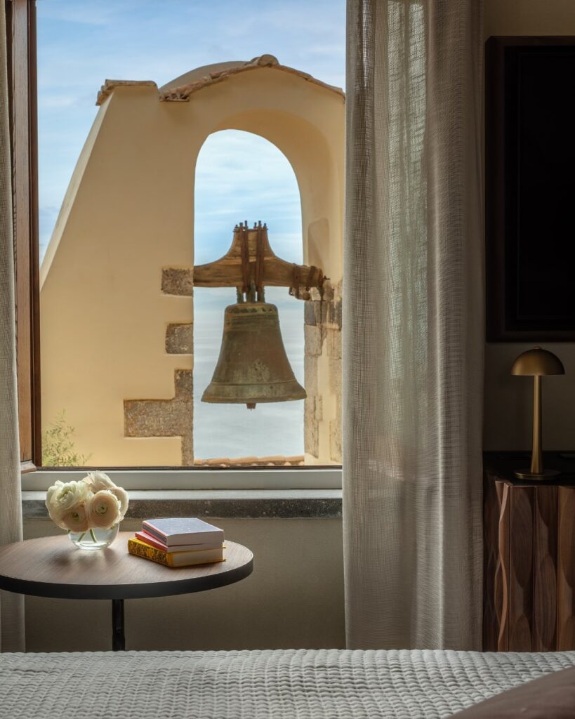 Detalhe da arquitetura histórica com vista para o sino e o mar, revelando onde ficar em amalfi.