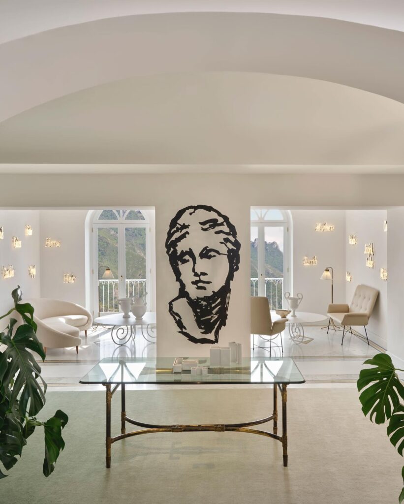 Lounge moderno com arte clássica na parede e móveis de design branco, sofisticação para quem busca onde ficar em amalfi.
