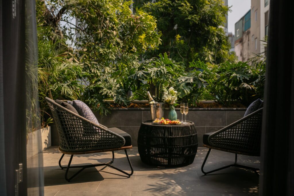 Varanda privativa com móveis de corda náutica e jardim vertical no Hotel de Lagom, top hoteis em hanoi.
