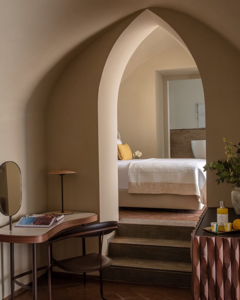 Design de interiores que une o rústico ao sofisticado, definindo onde ficar em amalfi com estilo.