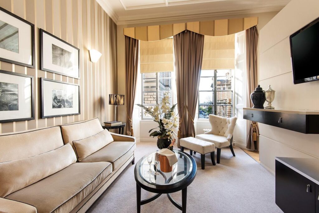 Sala de estar iluminada com design clássico e moderno em apart hotel em edimburgo.