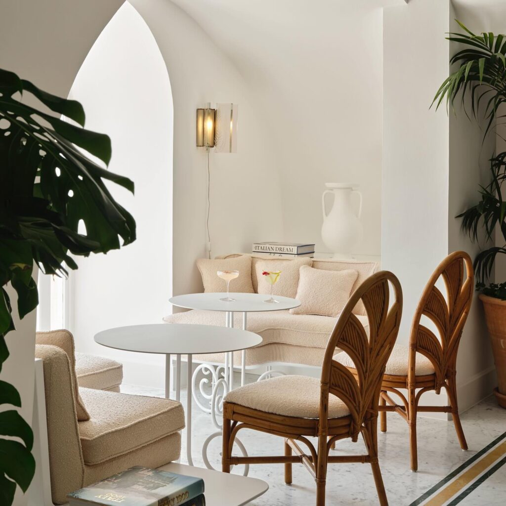 Canto de relaxamento com móveis de vime e plantas, atmosfera tranquila para escolher onde ficar em amalfi.