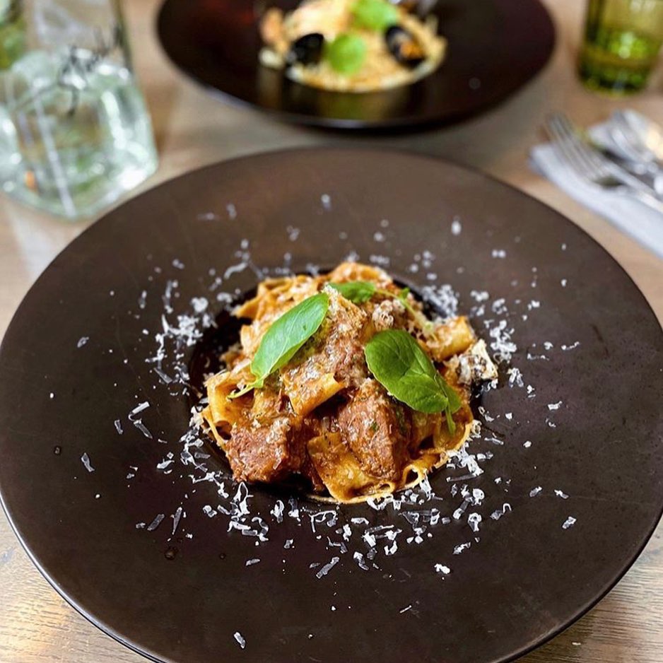 Prato de massa gourmet servido no restaurante de um apart hotel em edimburgo.