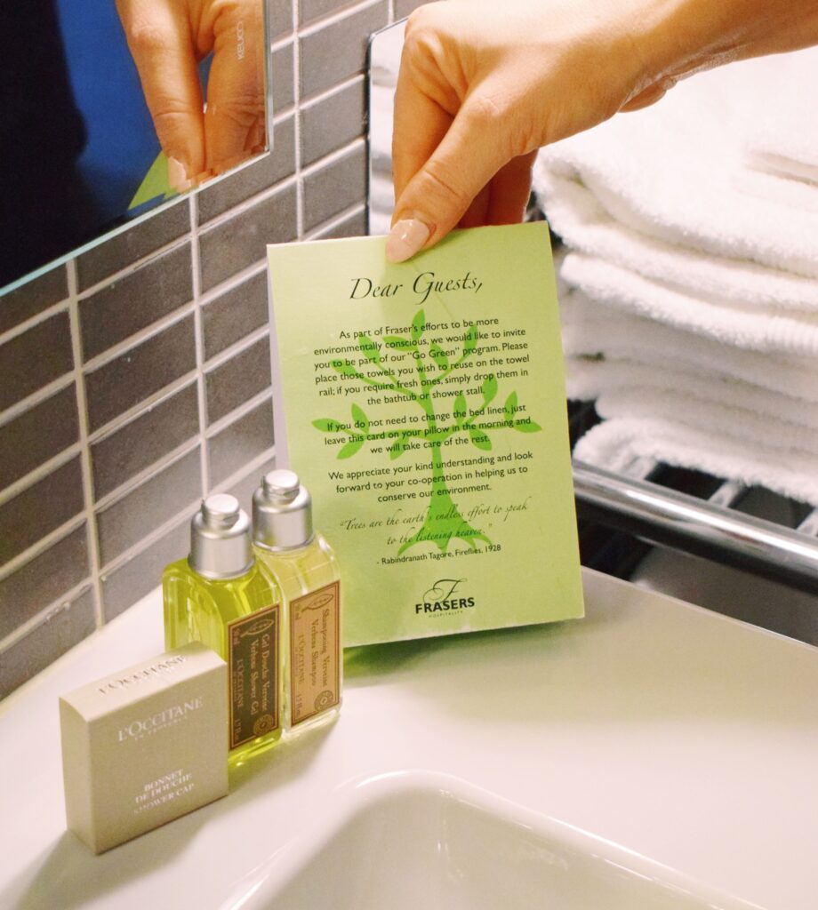 Amenidades de banho premium e cartão sustentável em apart hotel em edimburgo.