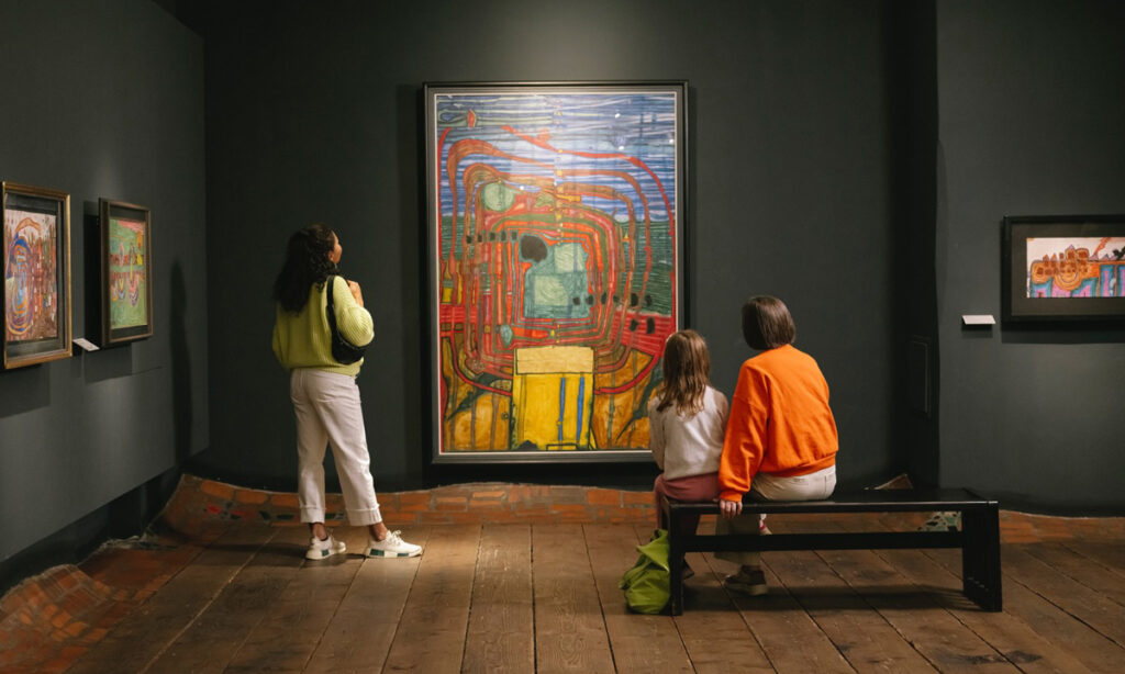 Pinturas de Friedrich Hundertwasser no Knust Haus Wien (reprodução)